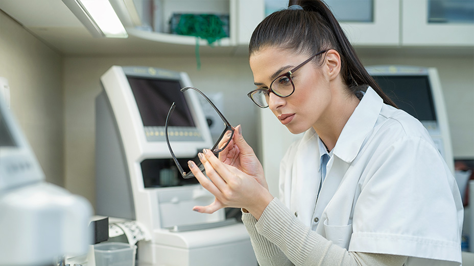 Woman with neck pain while using computer – Coatings Anti-Scratch and AntiReflective