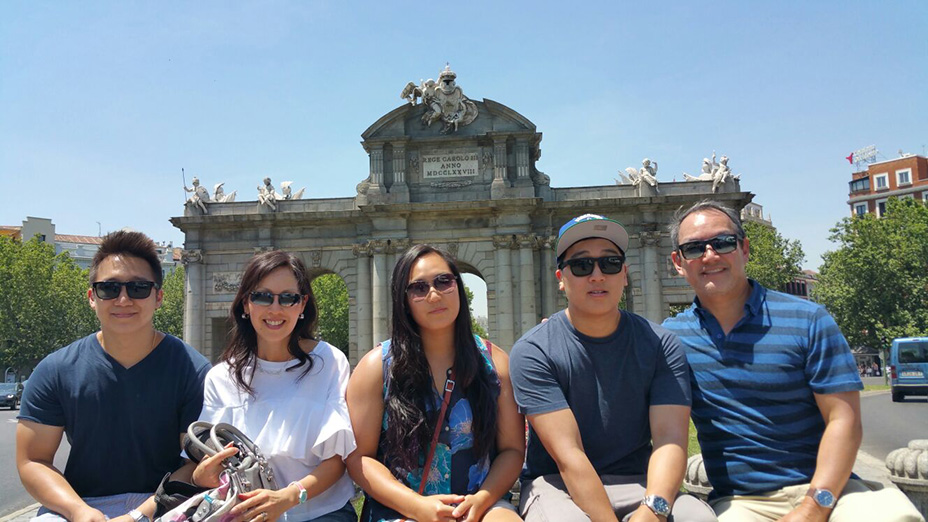 Family of optometrists wearing sunglasses protecting their eyes from eye disease – Sunglasses Eye Tests